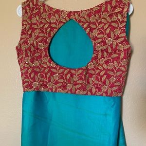 Plain saree with embroidery sleeveless blouse. Blouse chest size is 36.